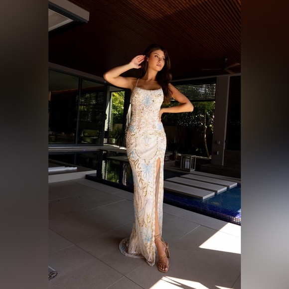 Primavera #4156 in Ivory Size 4. Stunning! Worn once!